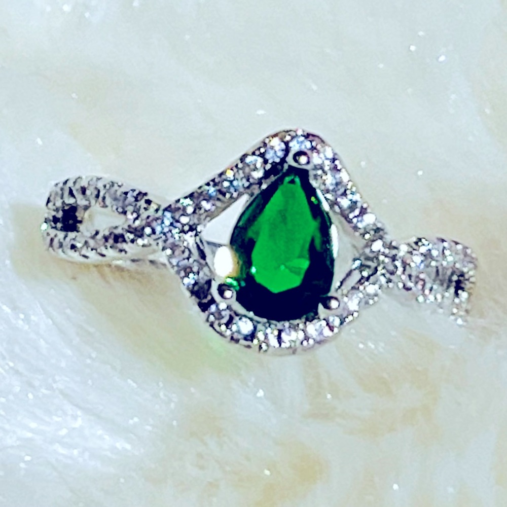 Silver plated CZ emerald green teardrop ring Sz 6 new